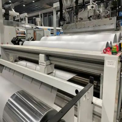 acheter Ligne d'extrusion de film solaire EVA large de 2400 mm / 2600 mm avec une sortie de 300 à 700 kg/h et une vitesse maximale de ligne de 16 m/s pour l'encapsulation de panneaux solaires online manufacture