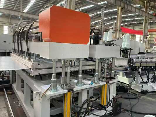 acheter Machine de fabrication de panneaux creux PC avec une épaisseur de 4 à 40 mm et une largeur de 1 300 à 2 100 mm pour l'extrusion de feuilles de polycarbonate online manufacture