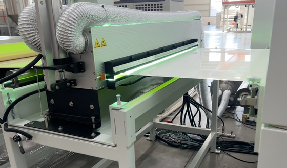 acheter Ligne d'extrusion de feuille de PETG décorative avec une capacité de sortie de 850 kg/h, une plage d'épaisseur de 4*8 pieds*1 mm et une structure ABA online manufacture