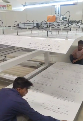 acheter Ligne d'extrusion de feuille de PETG décorative avec une capacité de sortie de 850 kg/h, une plage d'épaisseur de 4*8 pieds*1 mm et une structure ABA online manufacture