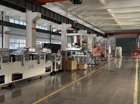 Machine d'extrusion de feuilles PET de 1500-2100 mm de largeur avec 100 % de matériaux recyclés et une haute efficacité énergétique